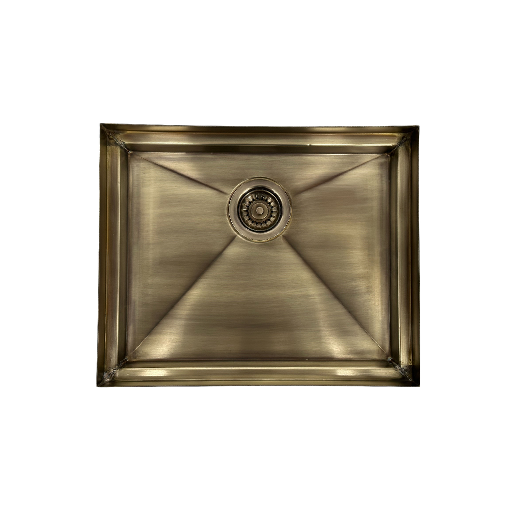 Spoelbak Bodemplaat Messing Patina met een keermaat van 50 x 50 cm, envelop bodem en korfplug toebehorend aan de Frits (500) Collectie van Koperenkranen®